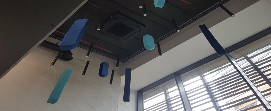 Yüksek Tavanlı Ofislerde Akustik: Yankıyı Azaltan Çözümler